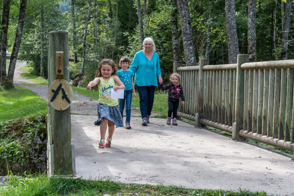 De jeunes enfants jouent à un parcours d