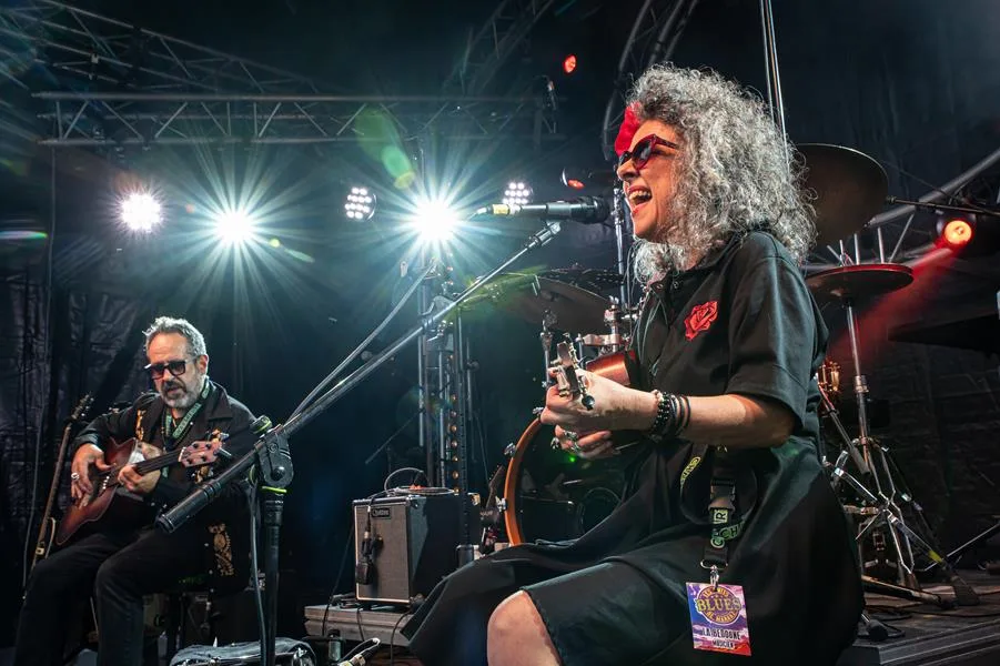 Duo de musique sur scène en pleine action