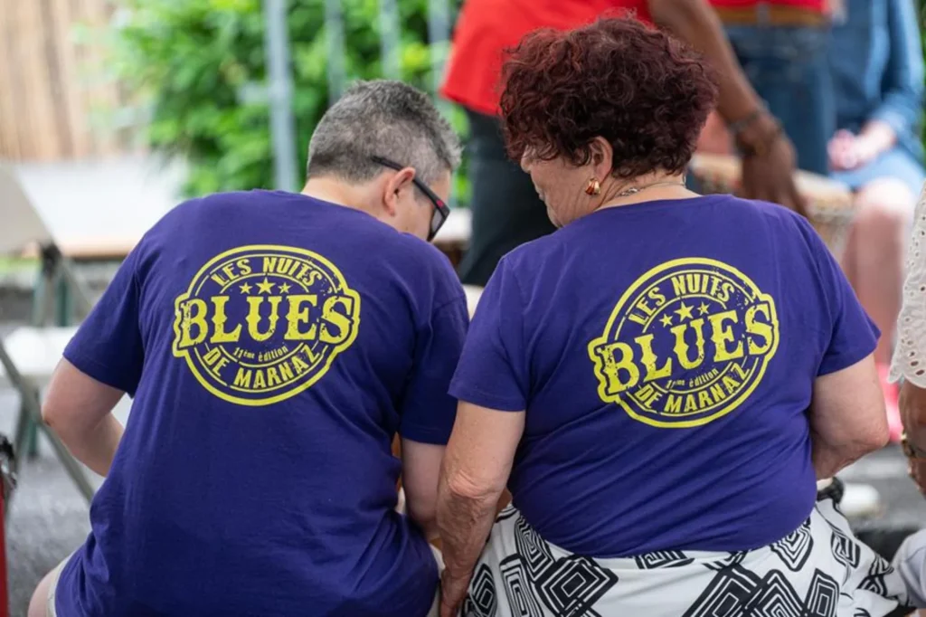 Un couple de dos, vêtus d