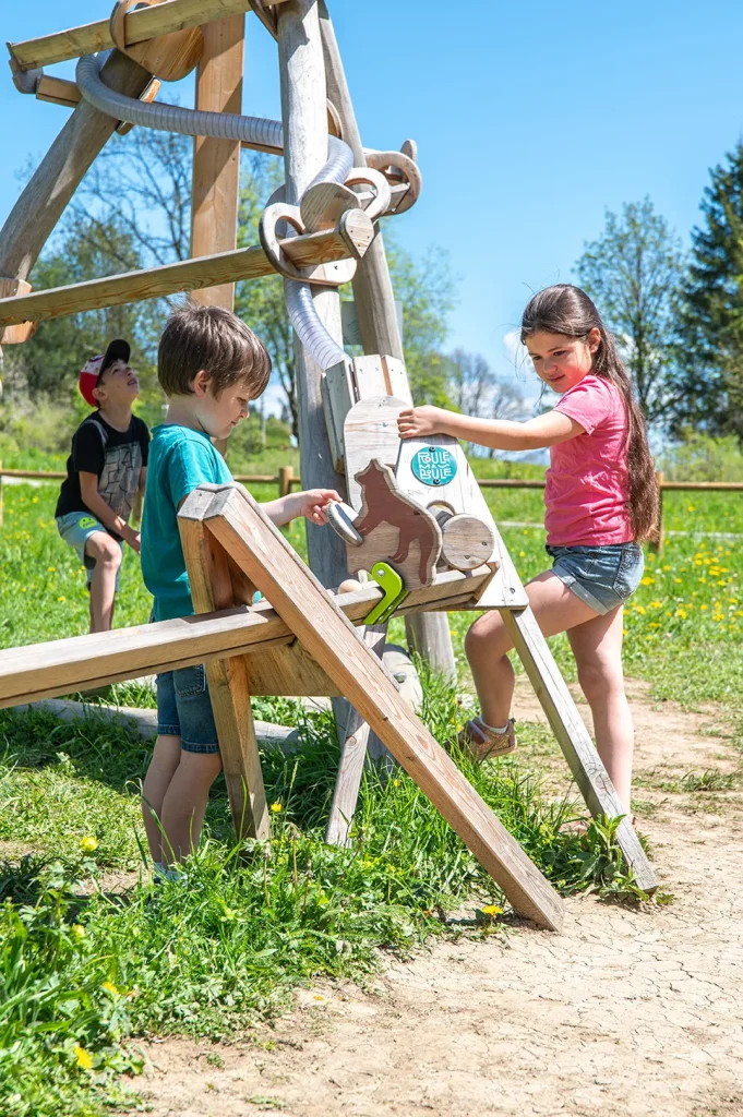 Enfants qui jouent à Roule ma boule à Morsullaz