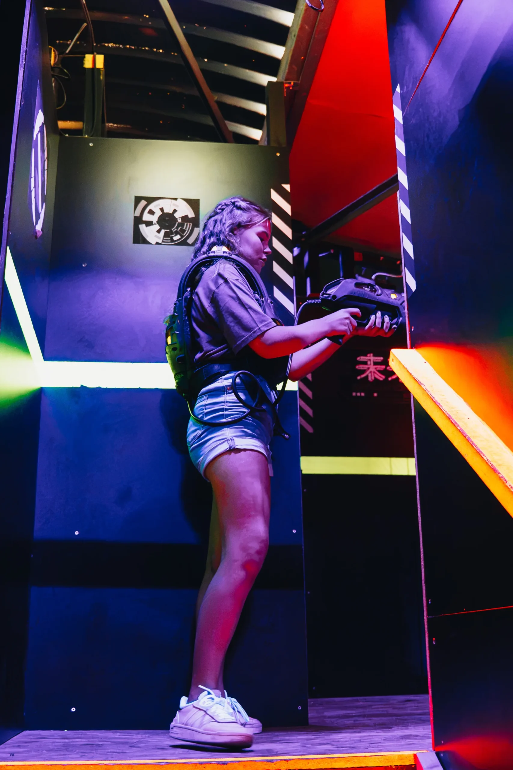 Jeune fille jouant au Lasergame à Scionzier