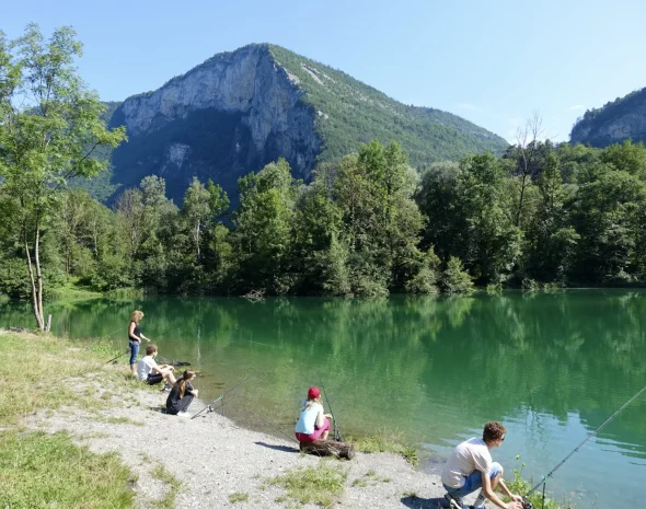 Groupe qui pêche au bord du lac de Magland