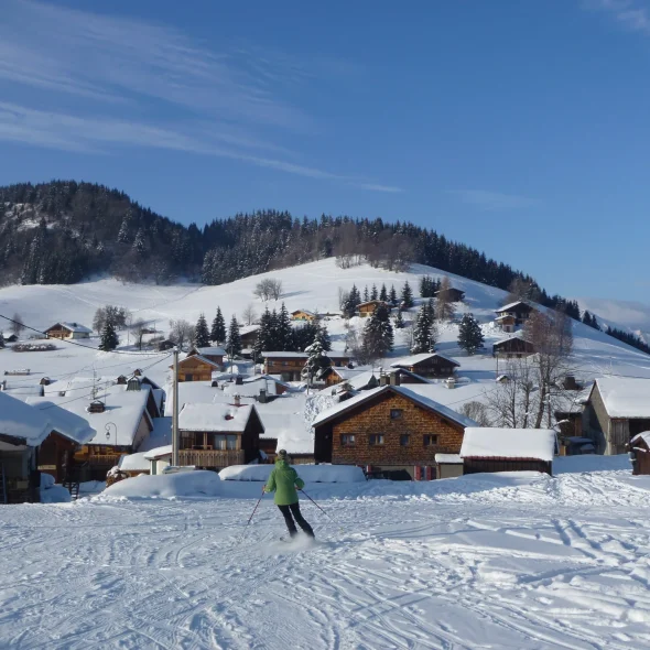 Femme faisant du ski sur les pistes de la station de Romme
