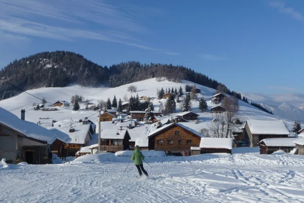 Femme faisant du ski sur les pistes de la station de Romme