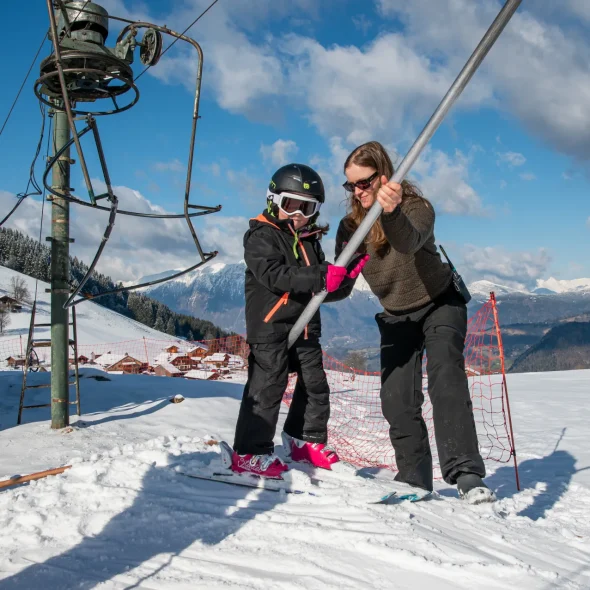 Enfant qui prend la perche sur les piste à Romme
