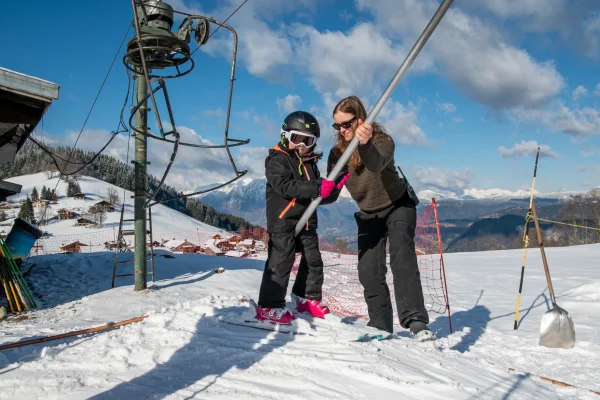 Enfant qui prend la perche sur les piste à Romme