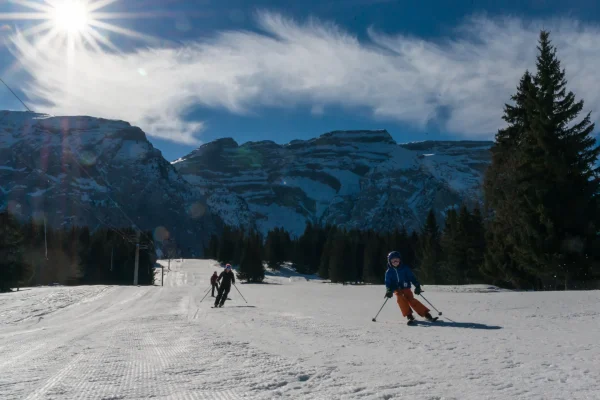 Plusieurs personnes skient et dévalent la piste face au Bargy