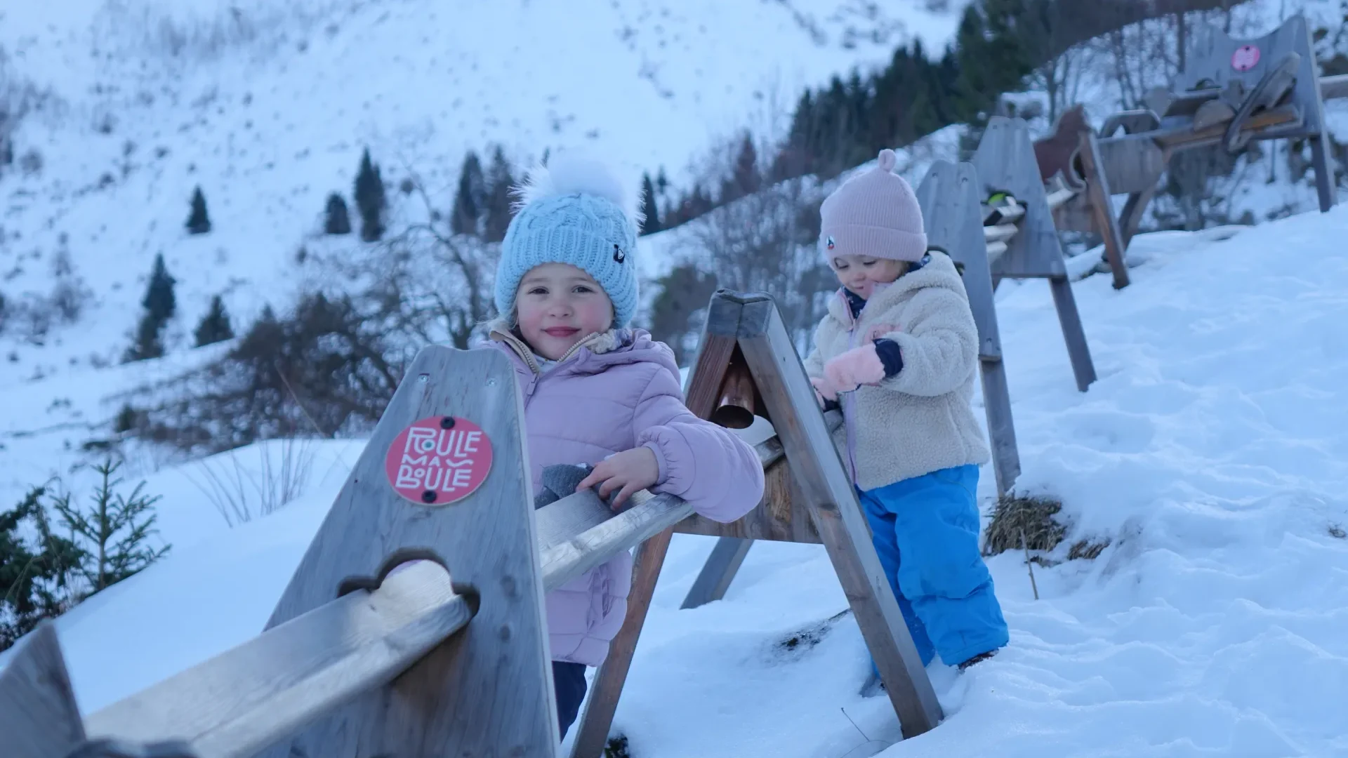 Photo de deux filles jouant à Roule ma Boule en hiver