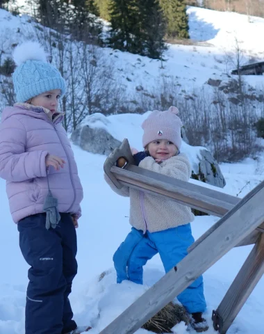 Deux filles jouant à Roule ma Boule en hiver à Mont-saxonnex