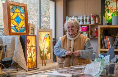 Portrait de Marie-Dominique Bayle, créatrice te gérante de l'atelier vitrail du Léman