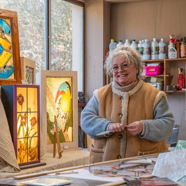 Portrait de Marie-Dominique Bayle, créatrice te gérante de l'atelier vitrail du Léman