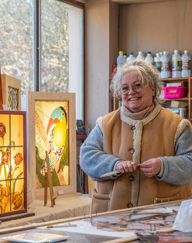 Portrait de Marie-Dominique Bayle, créatrice te gérante de l'atelier vitrail du Léman
