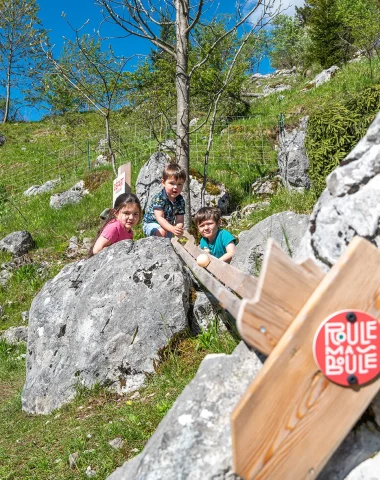 Enfants qui jouent à Roule ma Boule