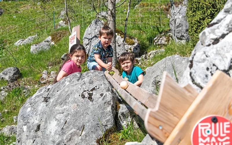 Enfants qui jouent à Roule ma Boule