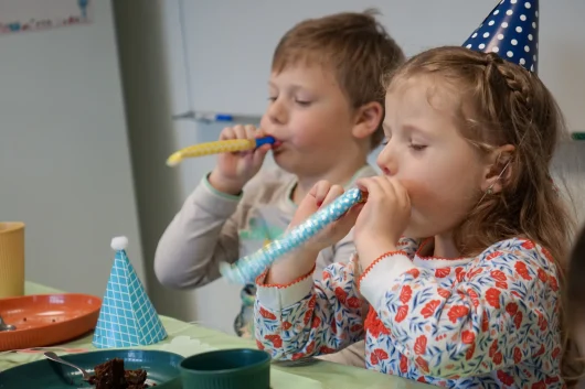 Les enfants fêtent leur anniversaire à la piscine