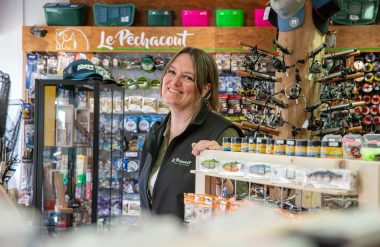 Photo portrait de Aline Favre dans son magasin de pêche