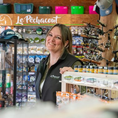 Retrato fotográfico de Aline Favre en su tienda de pesca.