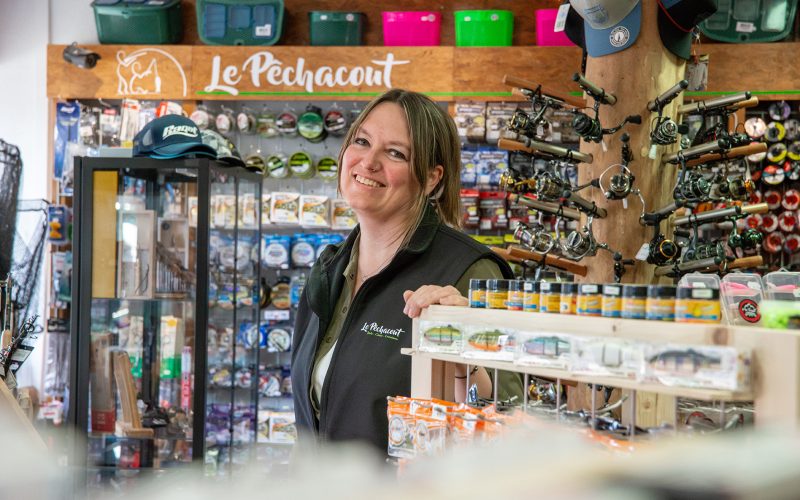 Photo portrait de Aline Favre dans son magasin de pêche