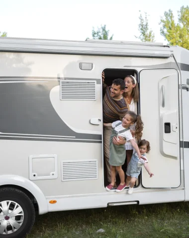 Famille qui voyage en camping car