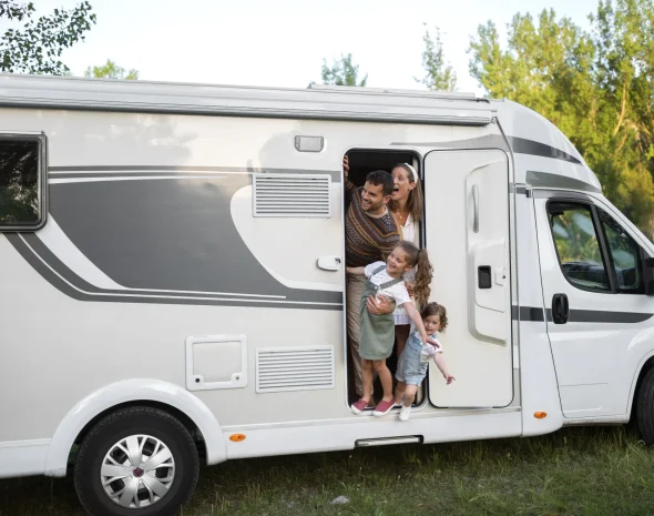 Famille qui voyage en camping car