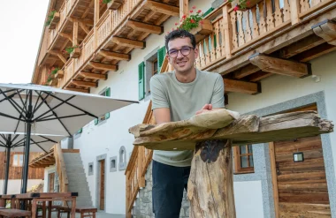 Marceau Fournier près de son Gîte nommé 