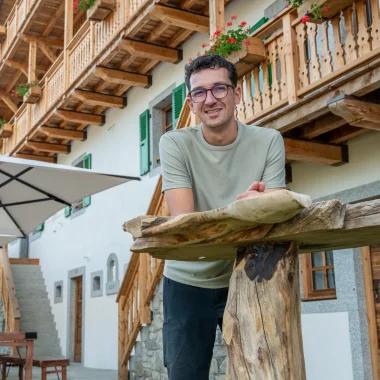 Marceau Fournier près de son Gîte nommé 