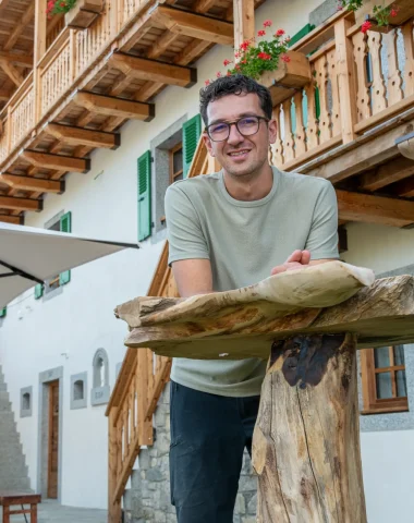 Marceau Fournier près de son Gîte nommé 