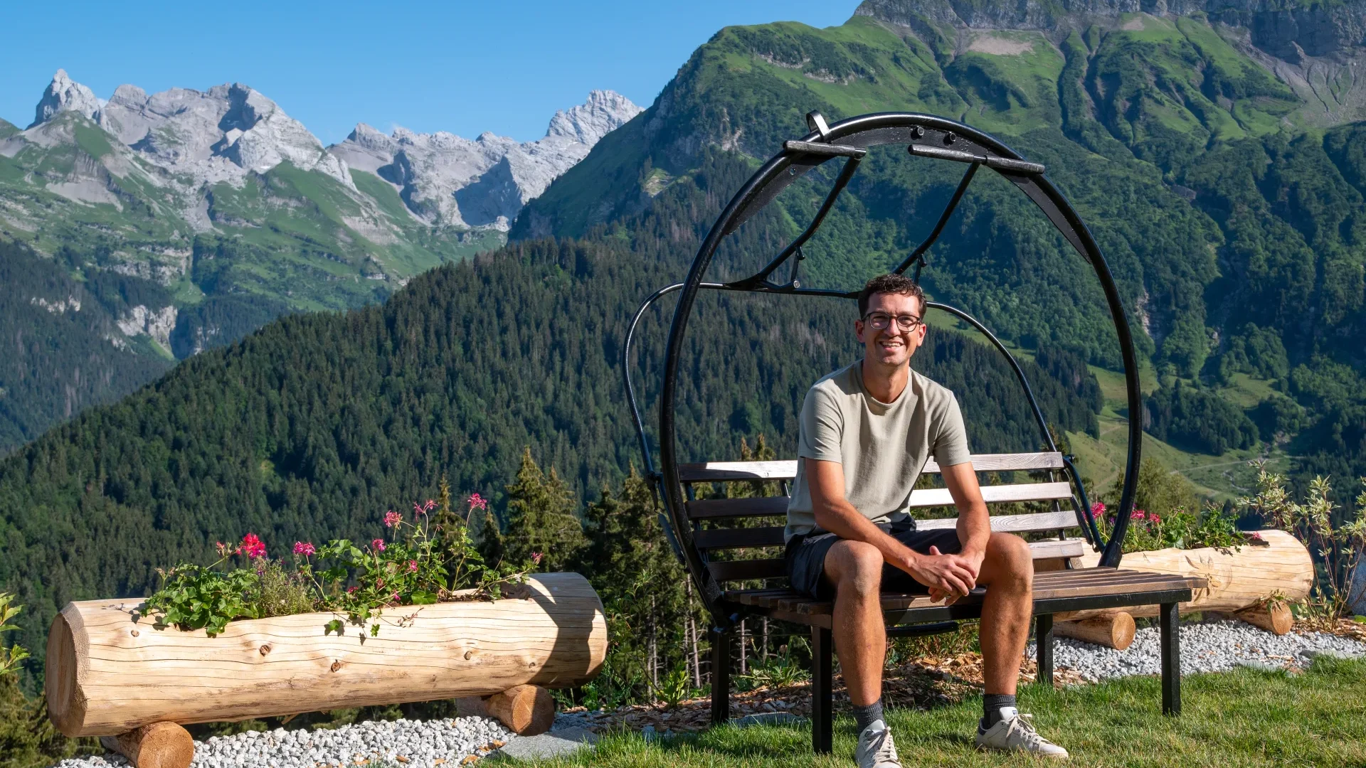 Marceau Fournier assit sur un banc