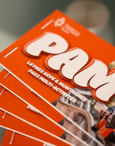 Chéquiers PAM posé sur le comptoir de l'Office de Tourisme