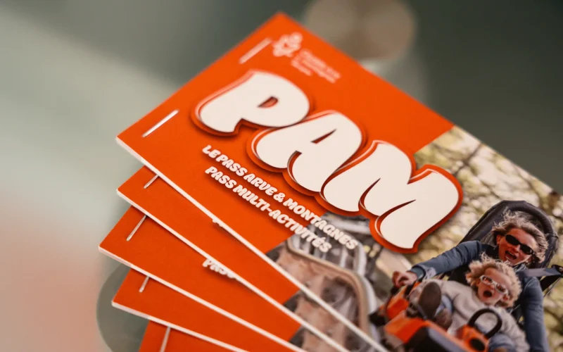 Chéquiers PAM posé sur le comptoir de l'Office de Tourisme