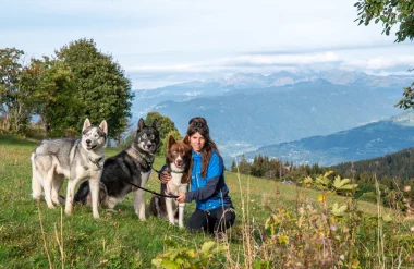 Élodie Martin rodeada de sus perros de trineo en un campo en Mont-Saxonnex.