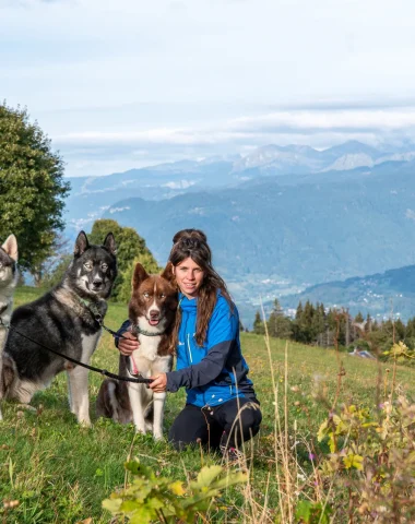 Élodie Martin rodeada de sus perros de trineo en un campo en Mont-Saxonnex.