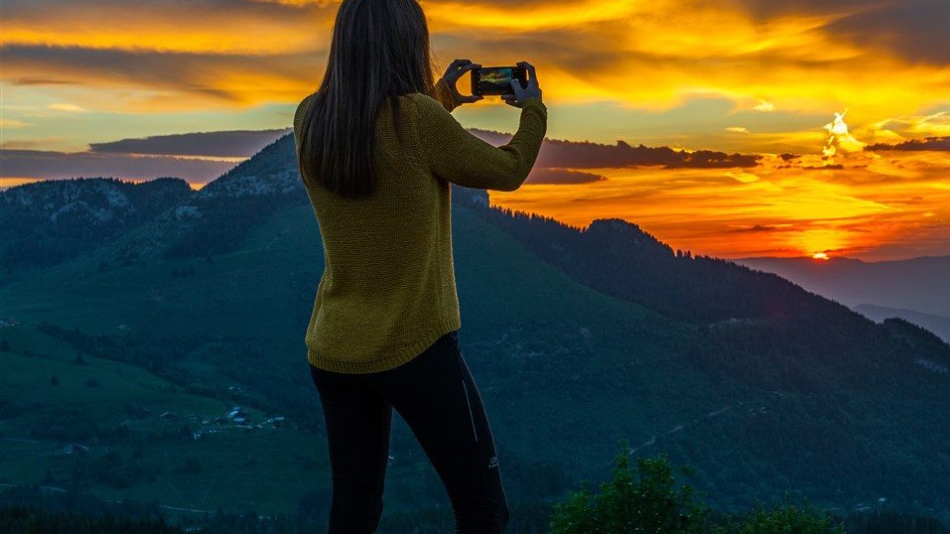 Puesta de sol sobre el valle del Arve, Cluses, Alpes, Alta Saboya