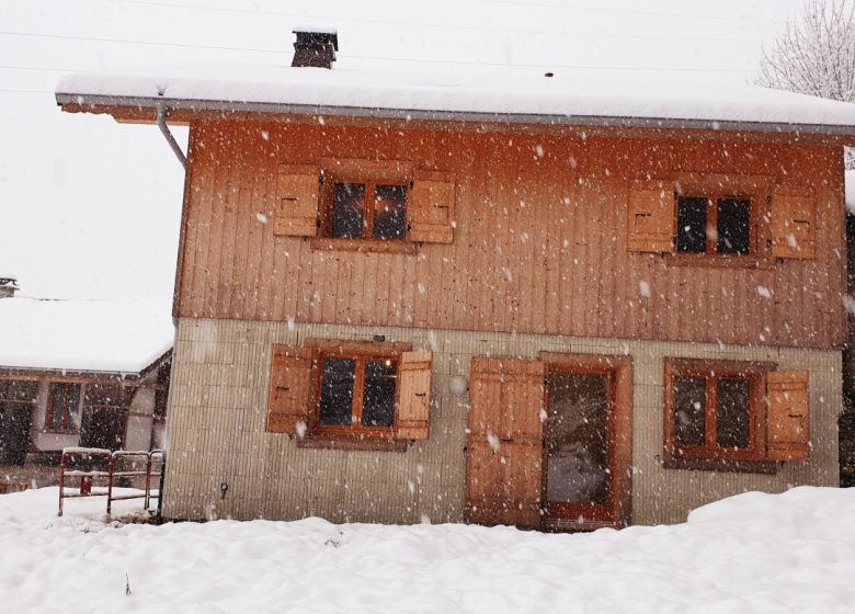 Huisje onder de sneeuw